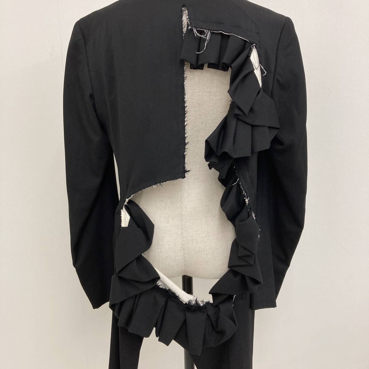  ultra rare COMME des GARCONS deformation hole . tail jacket frill equipment ornament black black Comme des Garcons mo- person g coat archive 4020216