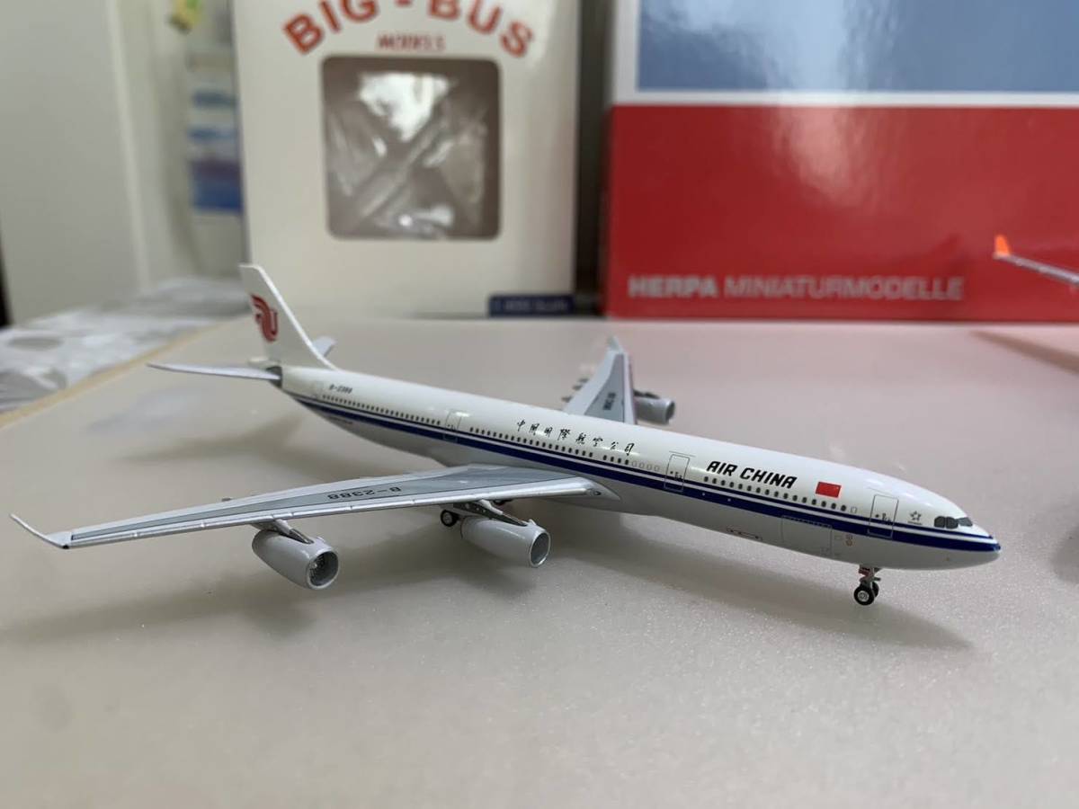 1円～ 2個セット 美品 1/200 アエロフロート ロシア航空A330-300 ヘルパウイングス製、1/400 エアチャイナA330-300 アエロクラッシクス製_画像8