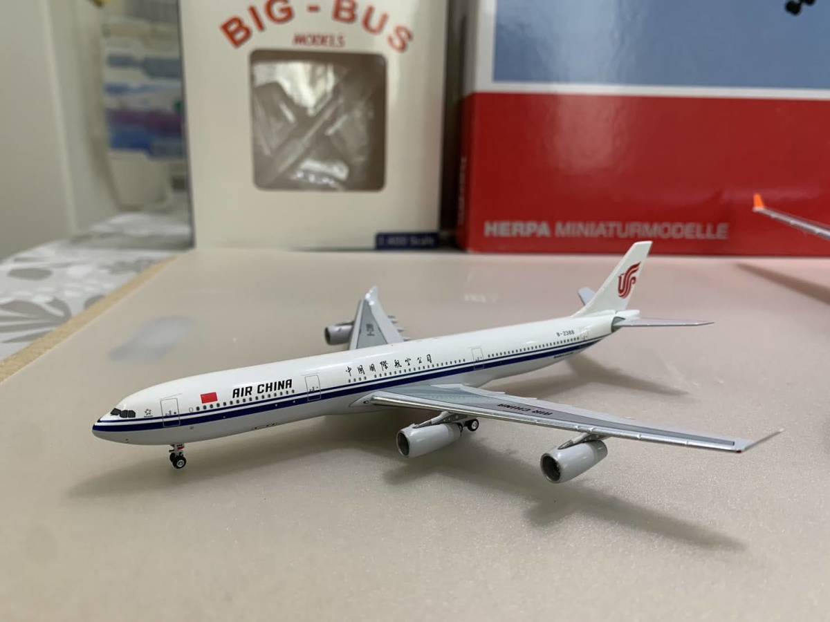 1円～ 2個セット 美品 1/200 アエロフロート ロシア航空A330-300 ヘルパウイングス製、1/400 エアチャイナA330-300 アエロクラッシクス製_画像9