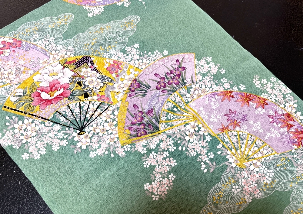 【古布＊縮緬＊和素材】正絹＊縮緬＊金箔重ね扇に小桜、細幅2枚、17ｘ296＊手作り＊市松人形＊パッチワーク＊縮緬細工＊雛節句＊昭和レトロ_画像2