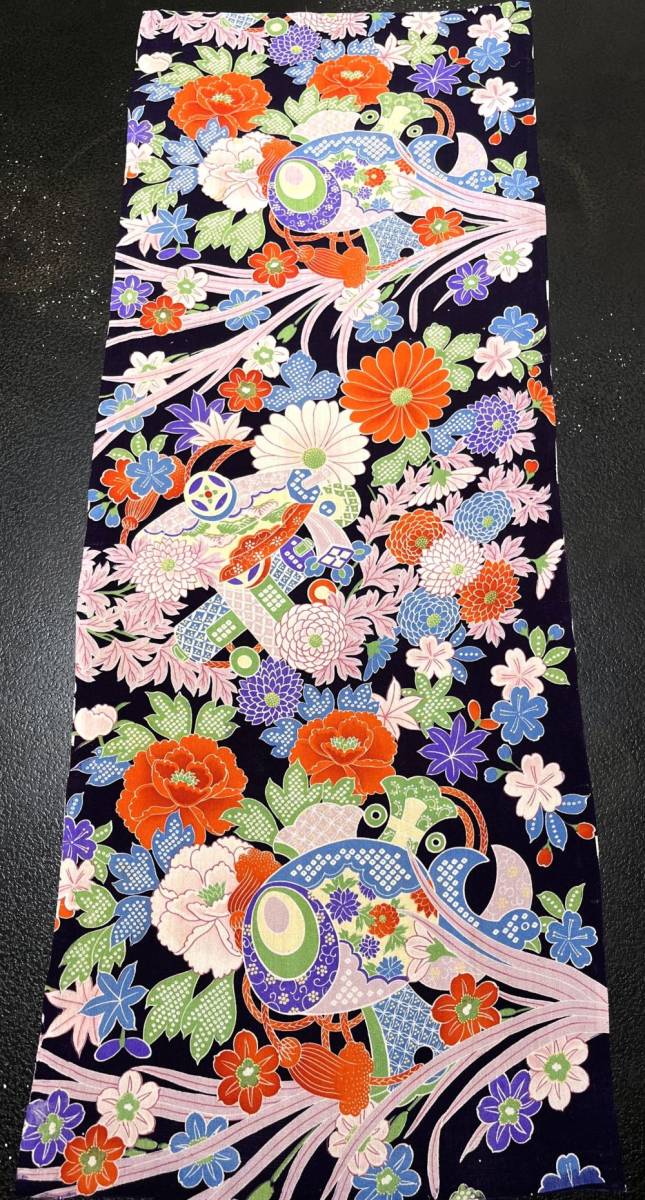 【古布＊縮緬＊和素材】古典柄に草花模様、2枚組、35ｘ98　17.5ｘ120＊手作り＊市松人形＊パッチワーク＊縮緬細工＊雛節句＊昭和レトロ_画像5