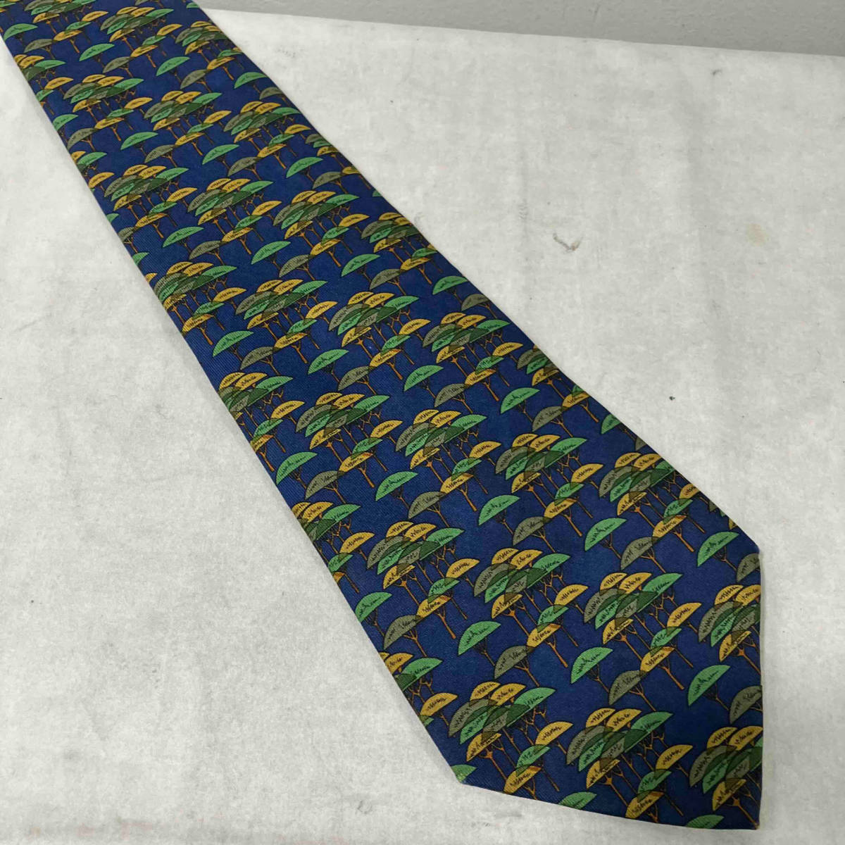 Salvatore Ferragamo Patterned Silk Tie Made in Italy Navy サルヴァトーレフェラガモ 総柄ネクタイ シルク ネイビーベース イタリア製_画像2