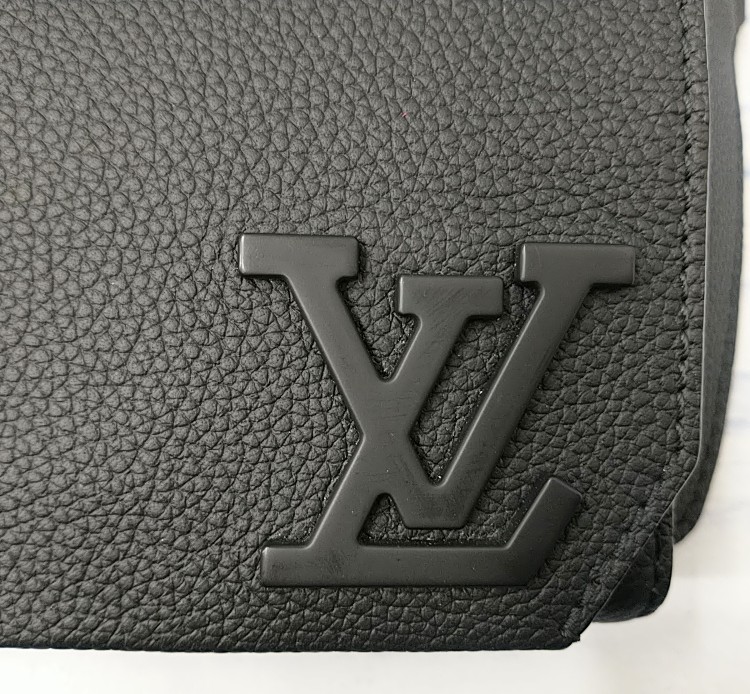 美品 ルイヴィトン LOUIS VUITTON LVアエログラム バムバッグ 機番なし レザー ブラック ウエストポーチ ボディバッグ メンズ レディース_画像4