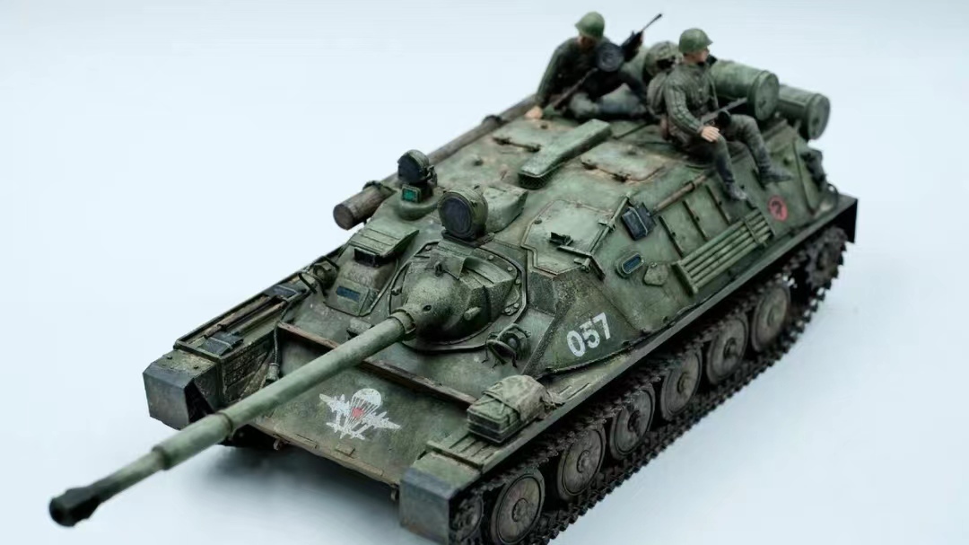 1/35ソビエト連邦 asu85 戦車 組立塗装済完成品 フィギュア人形２体付き_画像2