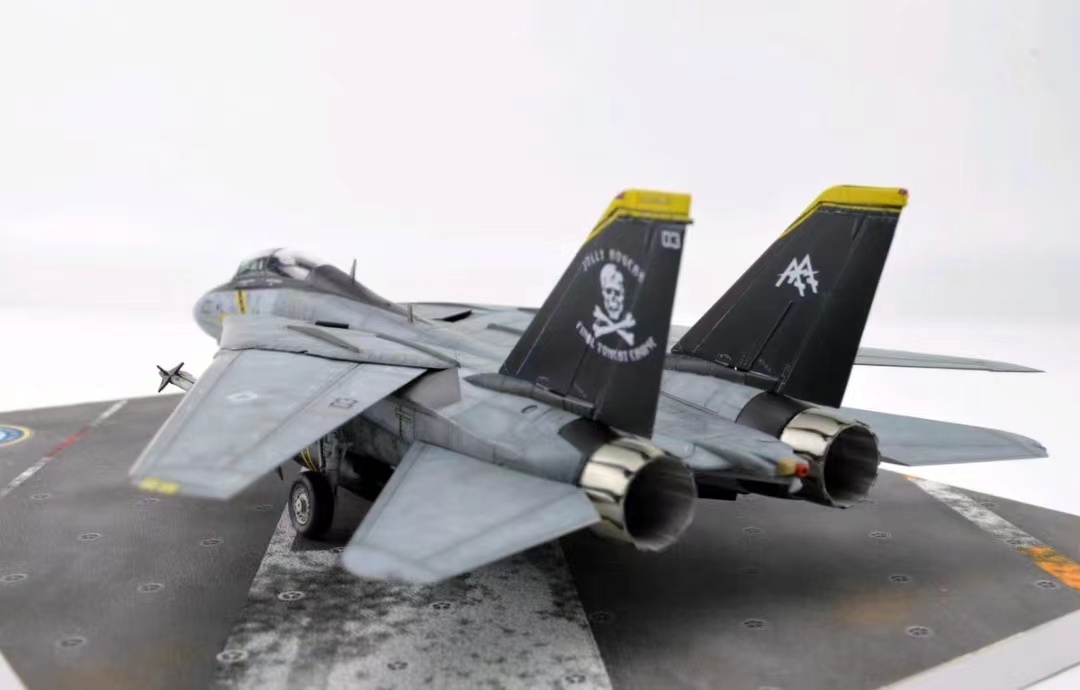 1/72 アメリカ海軍 F-14B トムキャット 組立塗装済完成品 _画像3