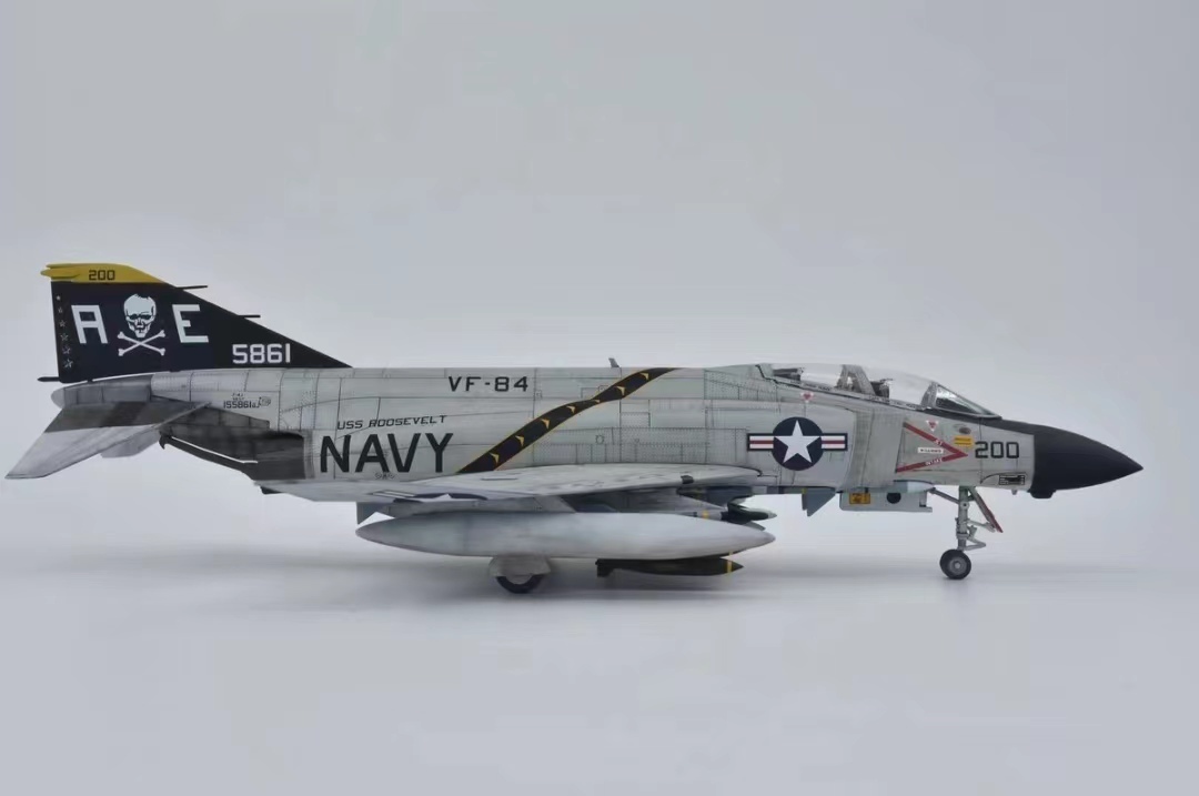 1/72 アメリカ海軍 F-4J ファントム VF84 組立塗装済完成品 _画像3