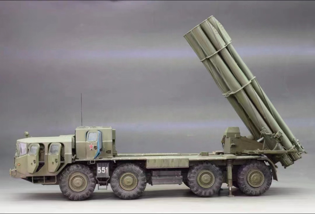 1/35 Russia BM-30 300mmro pieces to departure . machine construction painted final product 