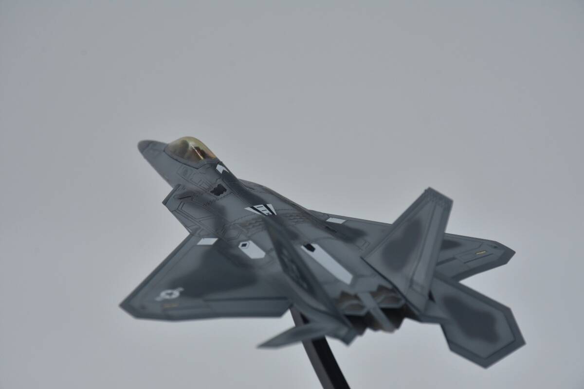 1/144 アメリカ空軍 F-22 組立塗装済完成品 ２点セット_画像3