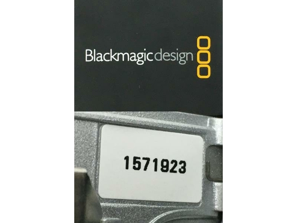 Blackmagic Design Pocket Cinema Camera マイクロフォーサーズマウント 3.5インチ デジタル一眼カメラ ボディ 中古 Y8560827_画像3