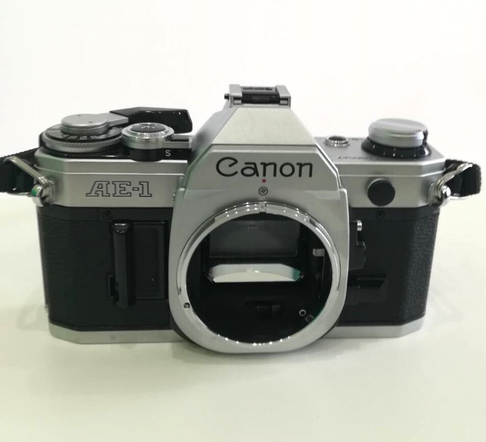 175　Canon キャノン　AE-1　一眼レフカメラ　レンズ　ZOOM FD 35-70mm 1:4　望遠レンズ　ケース付き　ストロボ付き　動作未確認_画像3