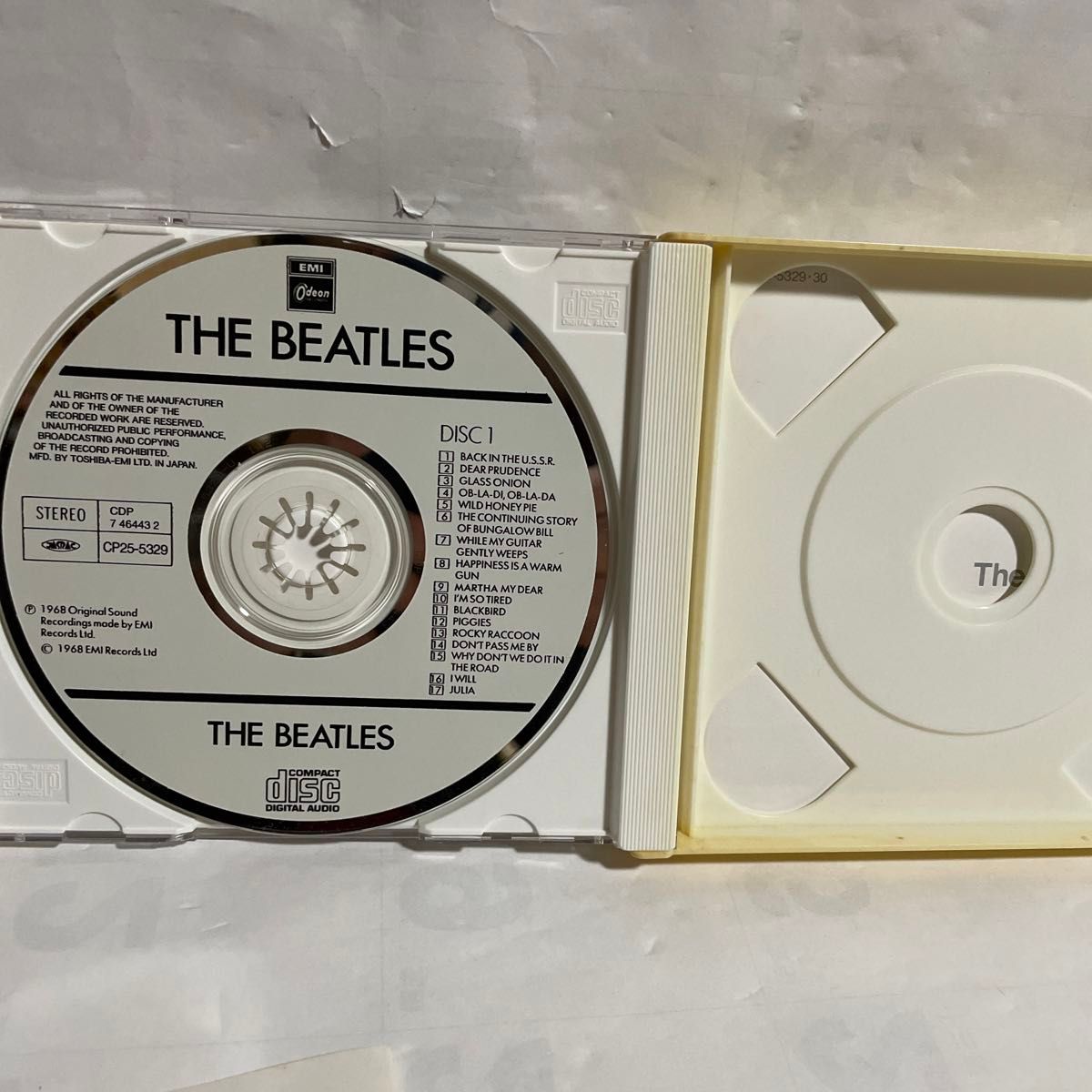 ビートルズのCD二枚組のThe BEATLES (ホワイト　アルバム)です。17曲　プラス13曲　搭載。