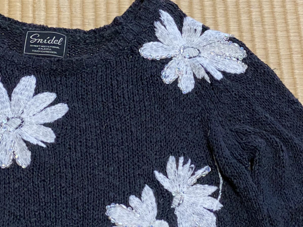 snidel★セーター 黒に白花刺繍 長袖 透け感あり ショート丈★サイズＦ_画像3