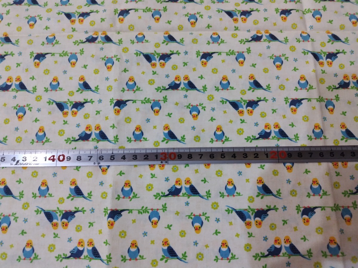 ☆ハギレ セキセイインコとお花 かわいい アイボリー 布幅約108cm×50cm_画像4