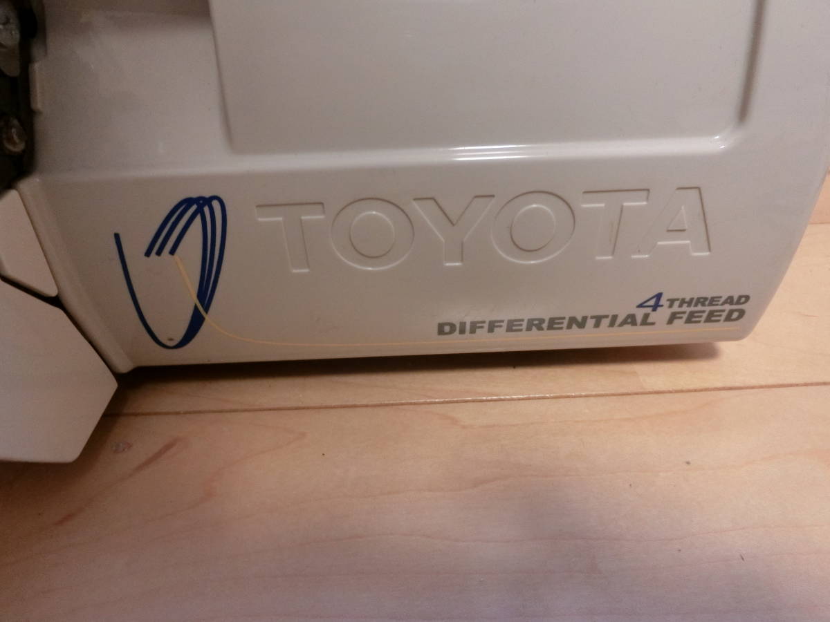 トヨタ　TOYOTA アイシン精機株式会社　小型ロックミシン 型式　SL1TX　機種名　SL432DX ミシン　電源入ります。コントローラー付き　中古_画像4