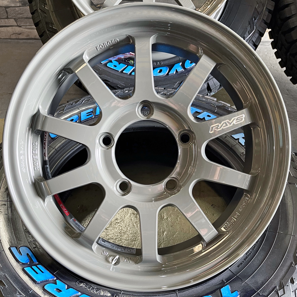 即納 タイヤホイール4本セット 鍛造 RAYS A-LAP-J 2122 Limited Edition 16×5.5J+20 5/139.7 オープンカントリー R/T 185/85R16 ジムニー_画像2