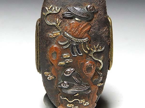 【桃】刀装具：金工鉄地金銀赤銅象嵌神岩鳥の図縁頭
