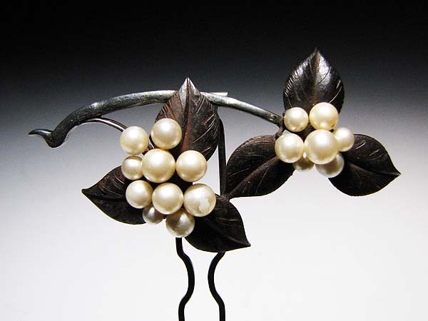 【桃】アンティーク髪飾り：金工銀に鉄の葉真珠の実簪