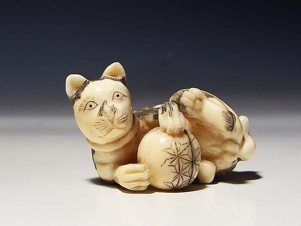 【桃】提げ物：セイウチ牙彫根付球遊び猫
