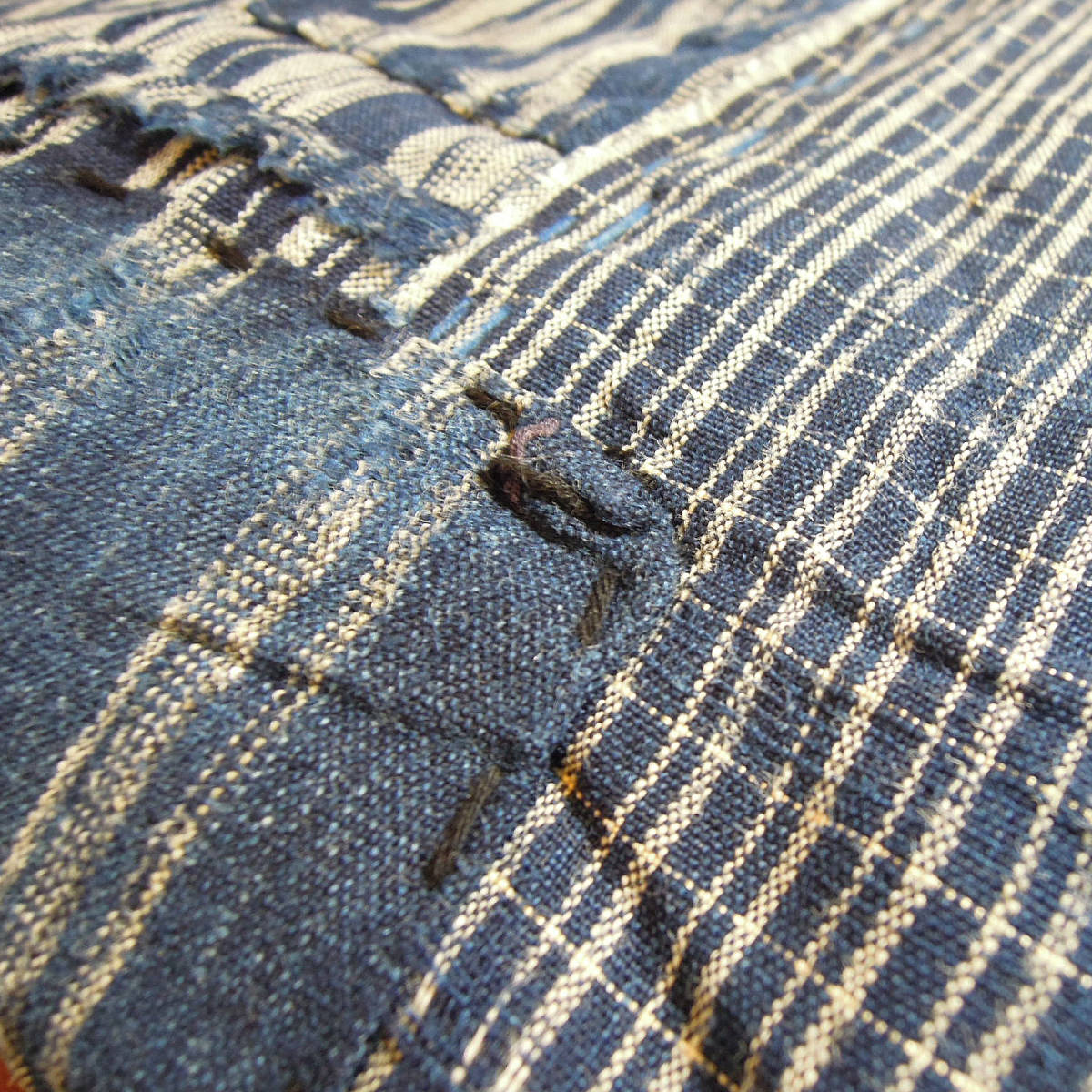 信州 ビンテージ boro 襤褸 敷物 継ぎ接ぎ 縞木綿 スレ味 old fabric textile handmade VINTAGE_画像9