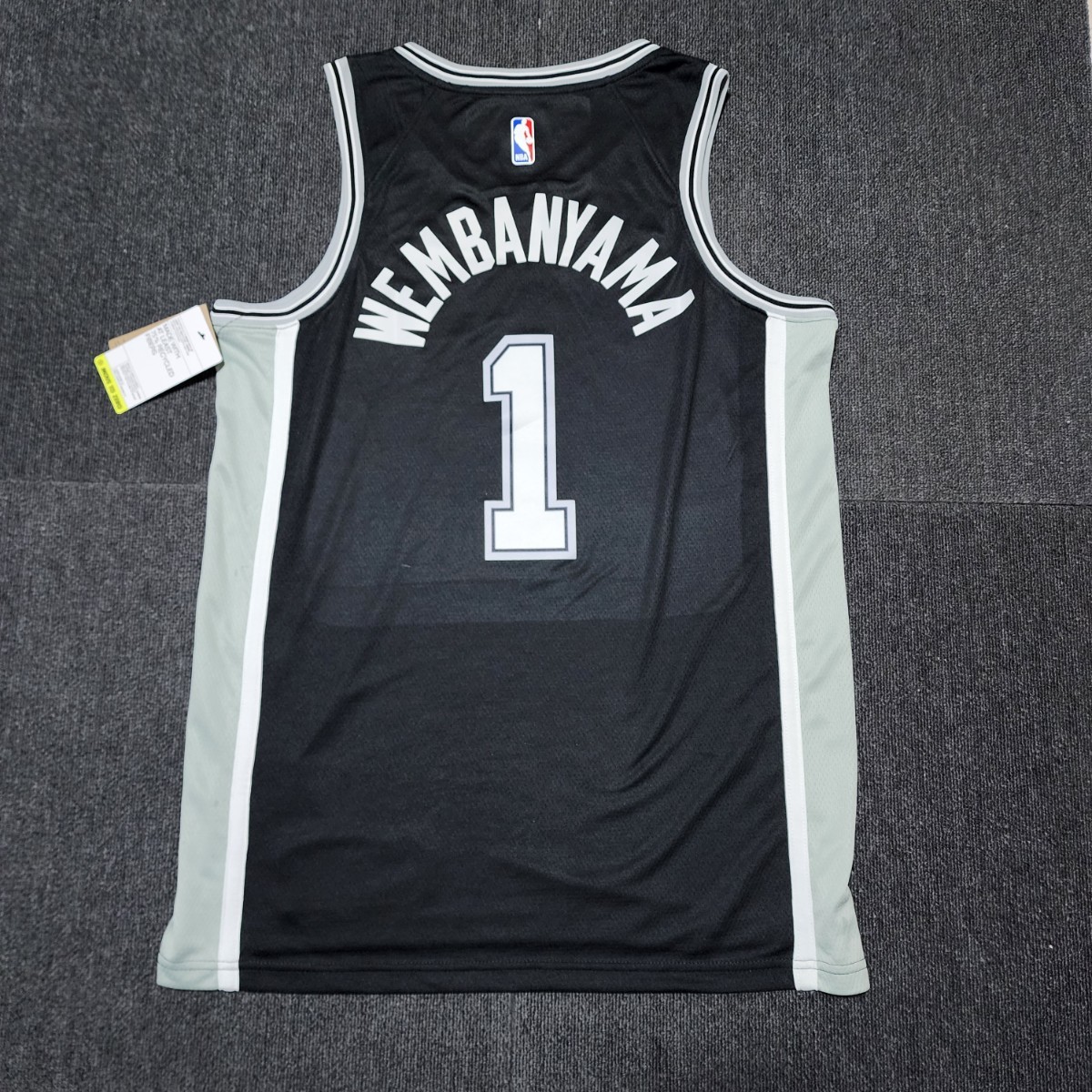 新品　NBA　サンアントニオ・スパーズ　ユニフォーム　ブラック　ウェンバンヤマ選手　Wembanyama　Lサイズ　ゲームシャツ　シャツ_画像1