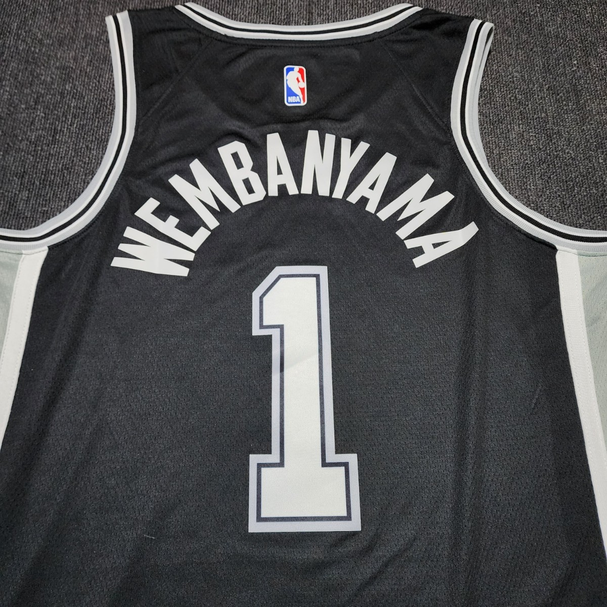 新品　NBA　サンアントニオ・スパーズ　ユニフォーム　ブラック　ウェンバンヤマ選手　Wembanyama　Lサイズ　ゲームシャツ　シャツ_画像3