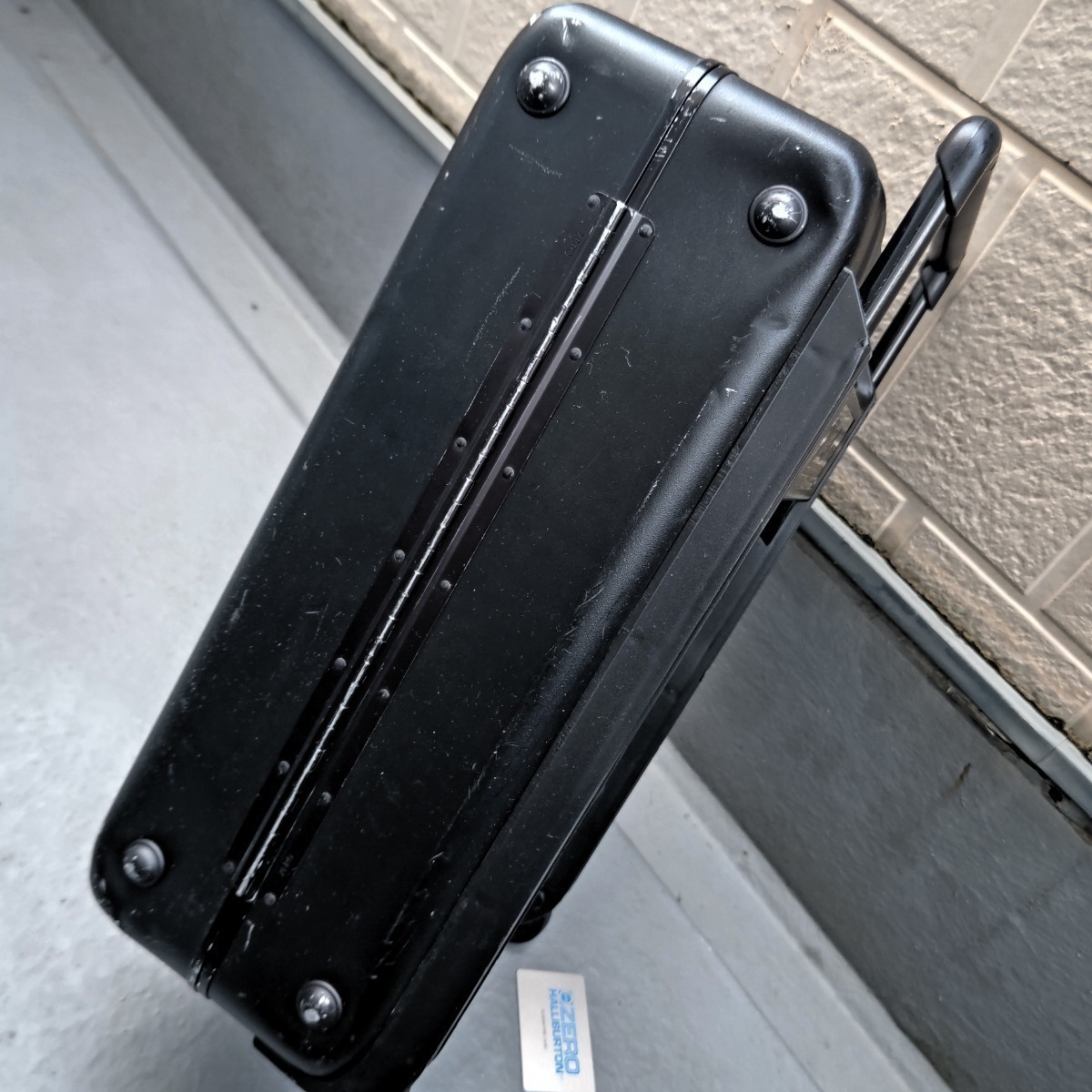 ZERO HALLIBURTON Carry case machine inside bringing in ZEROLLER aluminium black Zero Halliburton retro 