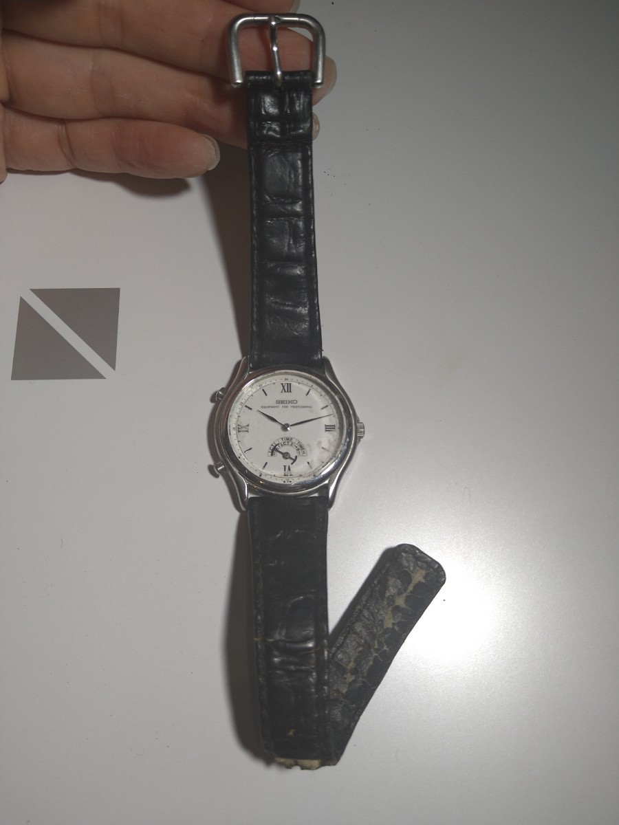 ジャンク/不動品 91年製 SEIKO 腕時計 EQUIPMENT FOR PROFESSIONAL 8M11-6000 バンド劣化 内部腐食あり ガラスと裏蓋に汚れありの画像2