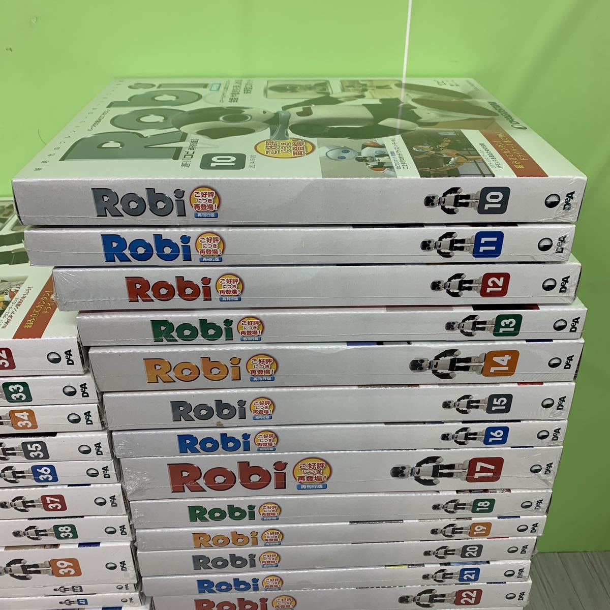 未開封　週刊 Robi ロビ 再刊行版 10～70（完結号）＋オリジナルボイス付きクロック　デアゴスティーニ_画像2