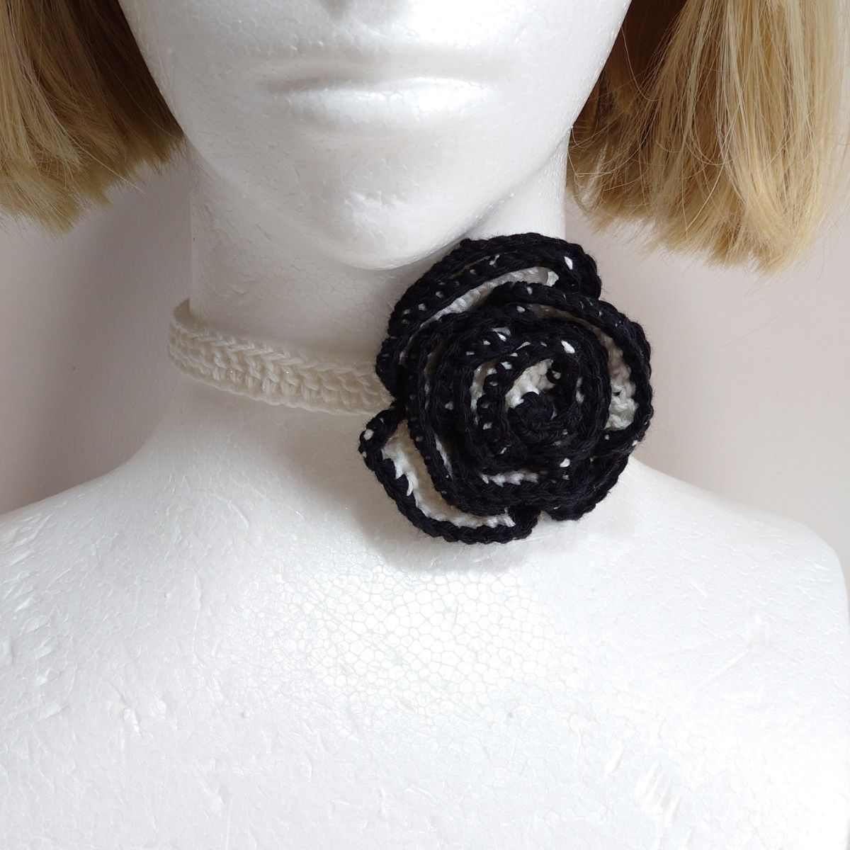 チョーカー　ネックレス　アクセサリー　薔薇　ホワイト　ブラック　レディースファッション　かぎ針編み　ニット　ハンドメイド
