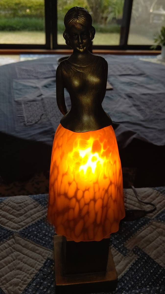 青銅製少女像 女性のスカートを模したマーブルガラスのランプシェードのナイトライト／多分1980年代／株式会社あまの_画像2