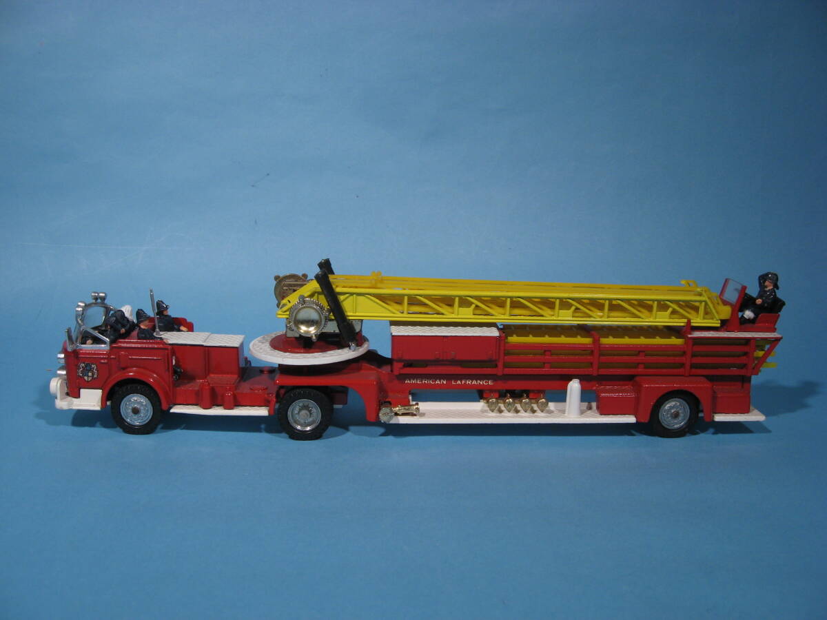 コーギー 1/43 アメリカン・ラフランス トレーラー型はしご車 英国製CORGI MAJOR TOYS AMERICAN LAFRANCE AERIAL RESCUE TRUCK(中古・美品)_画像2