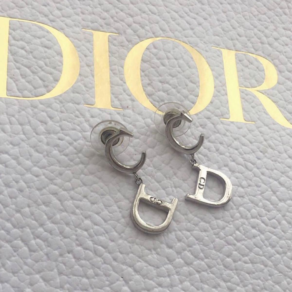 レア ディオール ピアス シルバー CD ロゴ Dior ゆらゆら|Yahoo レア ディオール ピアス シルバー CD ロゴ Dior ゆらゆら|Yahoo