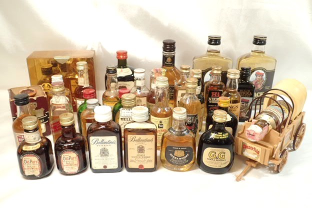 2151[M]大量！◆未開栓古酒◆ウイスキー/ミニボトル/SUNTORY/Johnnie Walker/Ballantine's/Old Parr/Burberry/箱 台座 特級含む 30本以上！_画像1