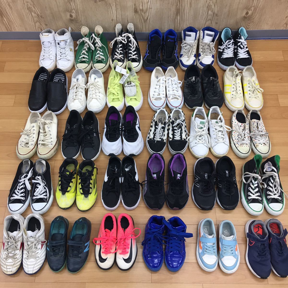 □2-55② 男の子 キッズ ジュニア シューズ まとめ 30点 19㎝〜24、5㎝ 運動靴 スニーカー ブランド adidas NIKE アディダス ナイキ プーマ_画像2