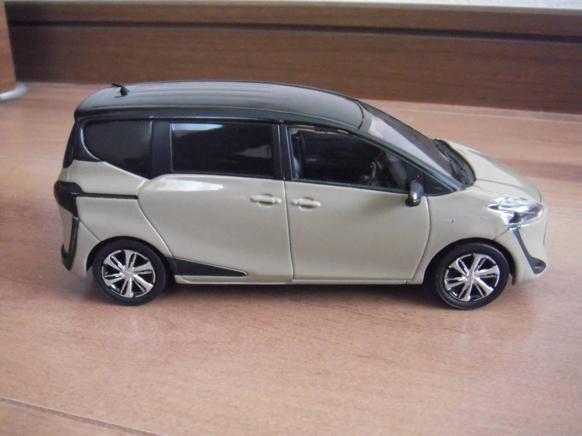 トヨタ　シエンタ　ミニカー　カラーサンプル　ベージュ　TOYOTA　SIENTA_画像4