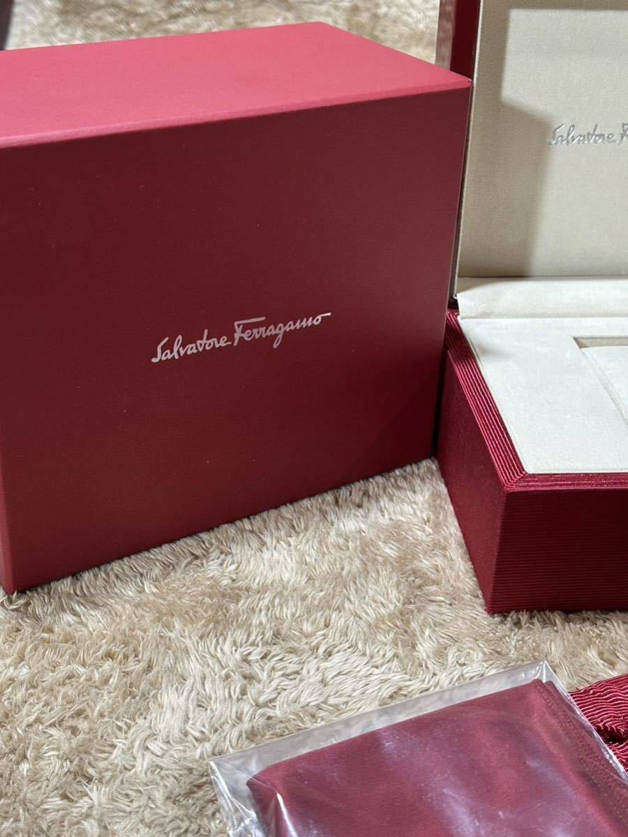 A03-8 Ferragamo 空箱 ウォッチケース BOX ボックス 赤 アクセサリー アクセサリーケース ネックレスケース_画像3