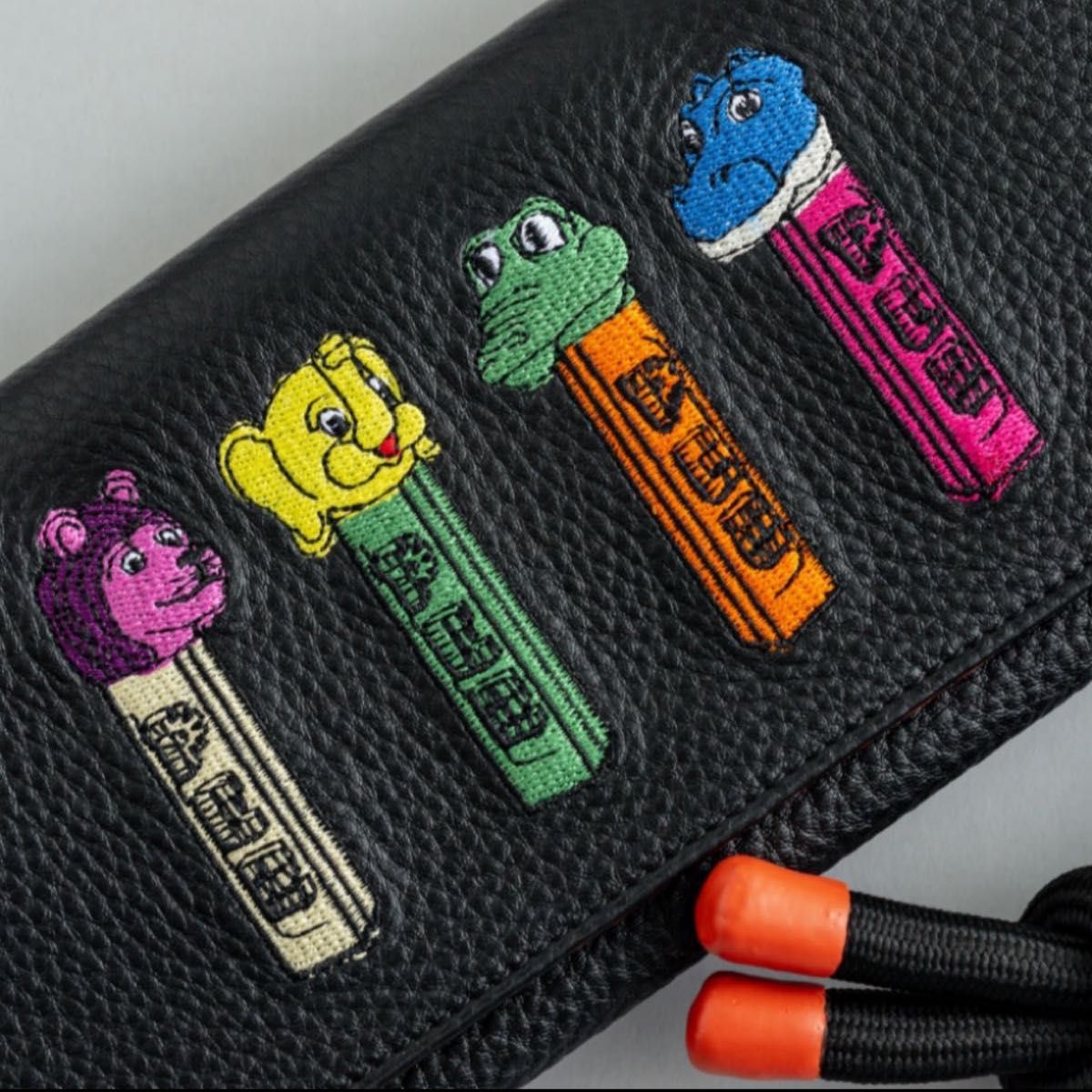 新品 イアパピヨネ ペッツ ”PEZ(ペッツ)×ear'刺繍ウォレット 新品 イアパピヨネ ペッツ ”PEZ(ペッツ)×ear'刺繍ウォレット
