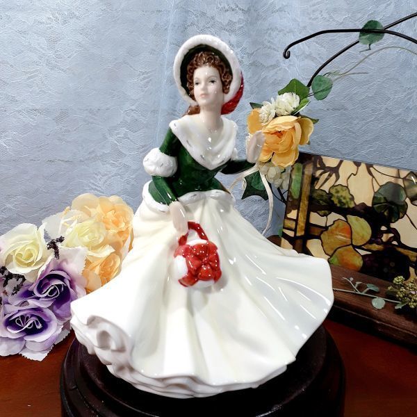 英国【 ロイヤルドルトン Royal Doulton 】フィギュリン ～ クリスマス デー 〜 イギリス 陶器人形 アンティーク フィギュア Christmas Day