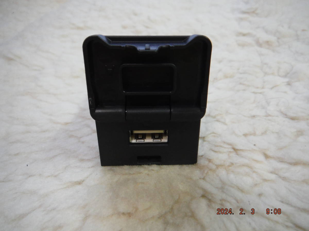 スバル USB コンセント　ターミナル 　品番　85532B1010 1口　フロントカバー _画像3