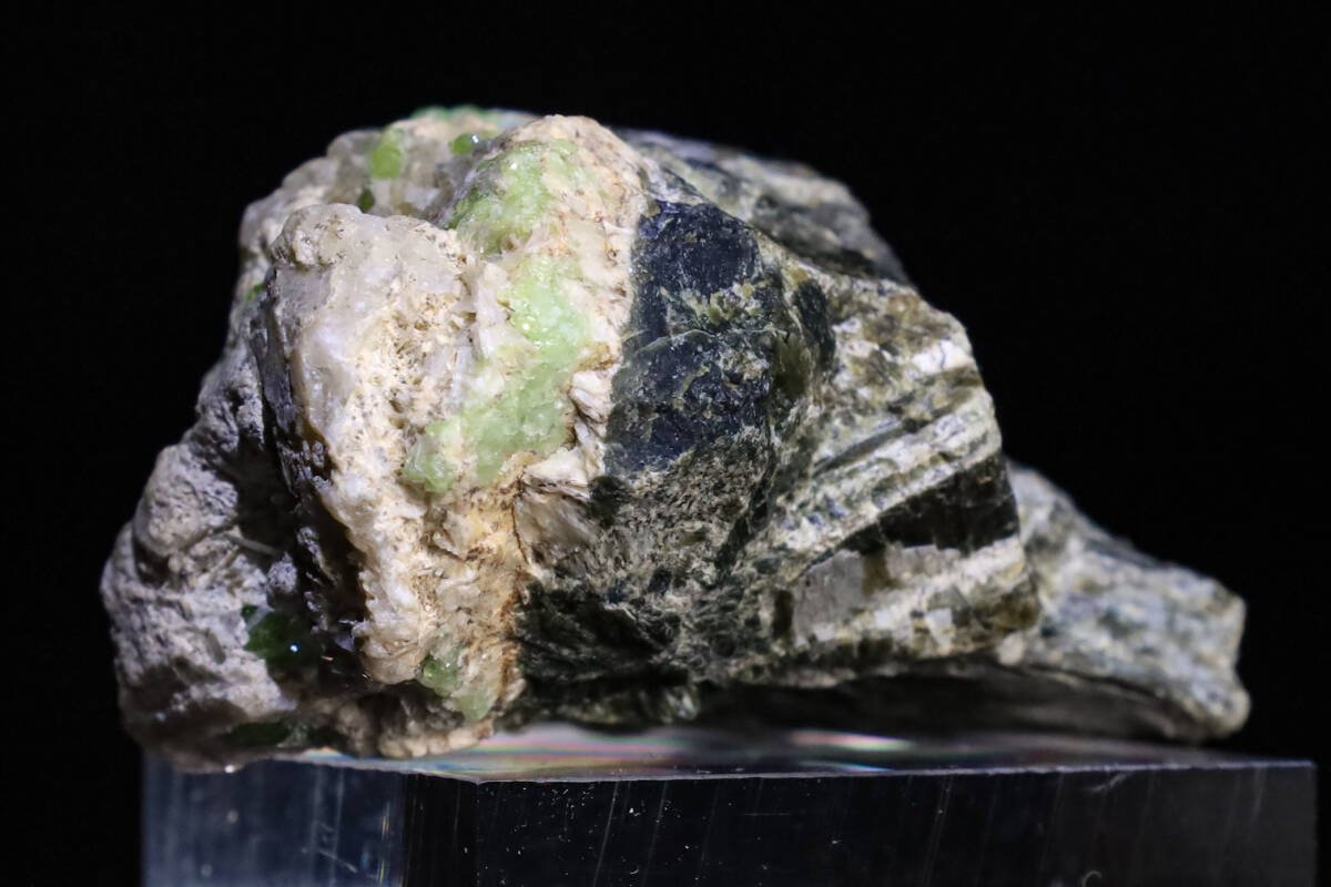 ガーネットの中では最も貴重で美しいとされる デマントイドガーネット クラスター 36g 『強いキラキラ』美術品的 気天然石 原石 鉱物 標本_画像8