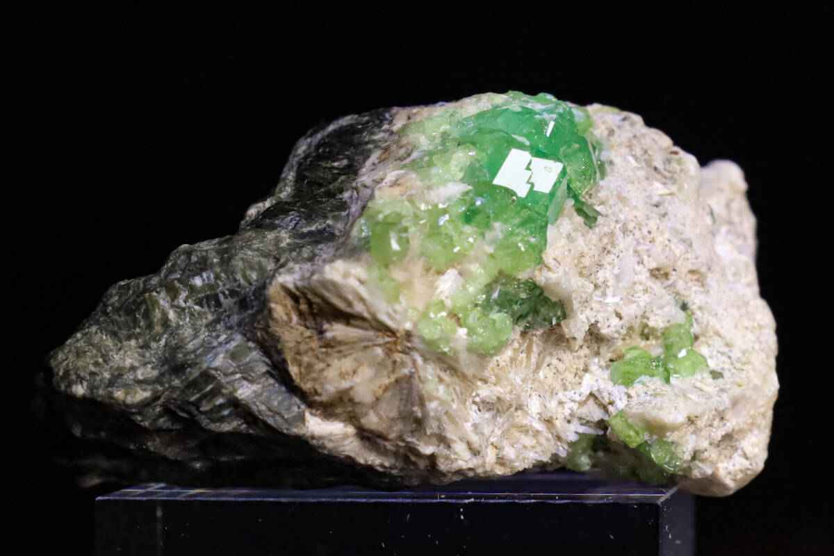 ガーネットの中では最も貴重で美しいとされる デマントイドガーネット クラスター 36g 『強いキラキラ』美術品的 気天然石 原石 鉱物 標本_画像5