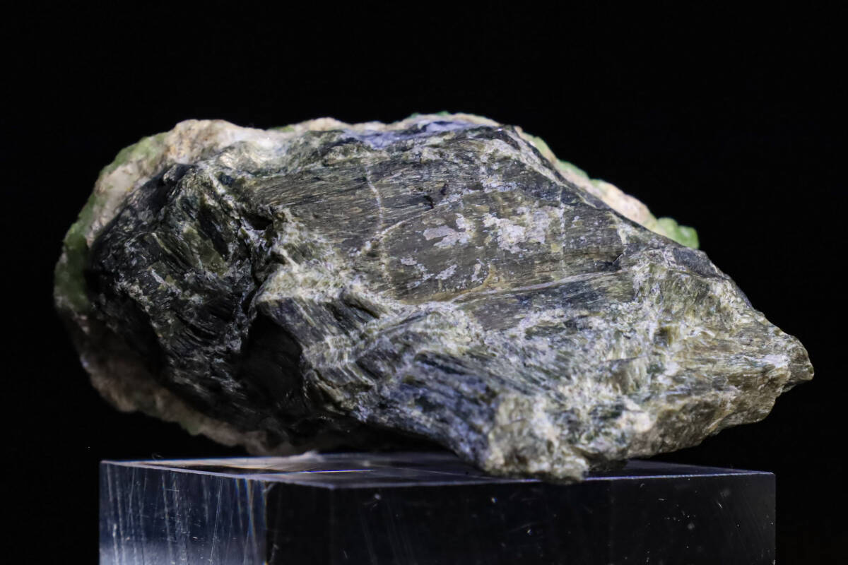 ガーネットの中では最も貴重で美しいとされる デマントイドガーネット クラスター 36g 『強いキラキラ』美術品的 気天然石 原石 鉱物 標本_画像7