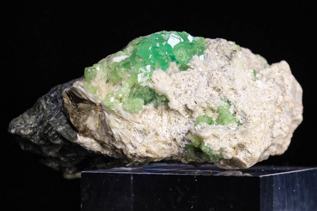 ガーネットの中では最も貴重で美しいとされる デマントイドガーネット クラスター 36g 『強いキラキラ』美術品的 気天然石 原石 鉱物 標本_画像10