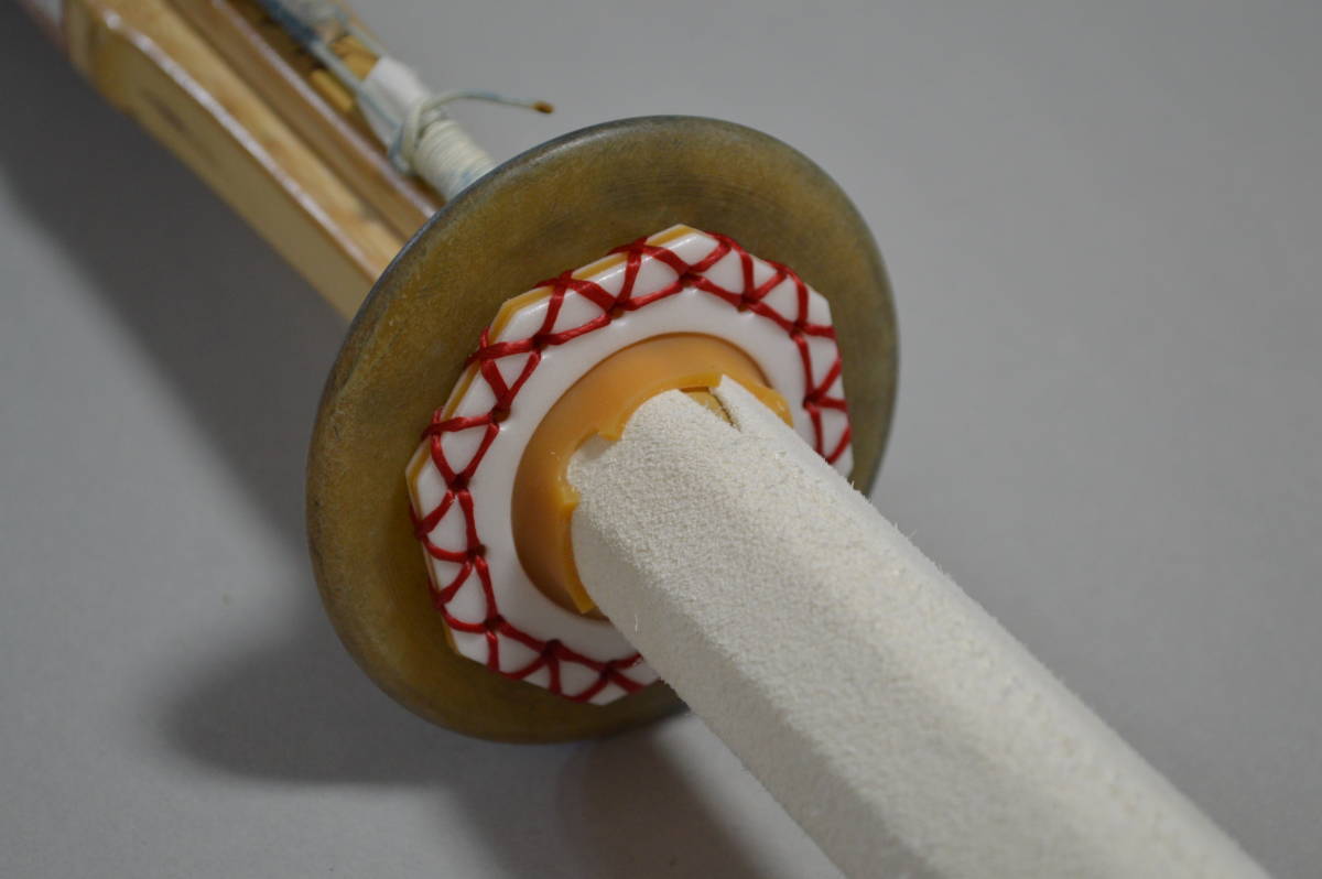【新品】八角形の鍔止め 樹脂製(白ベース) 赤 剣道 竹刀用の画像7