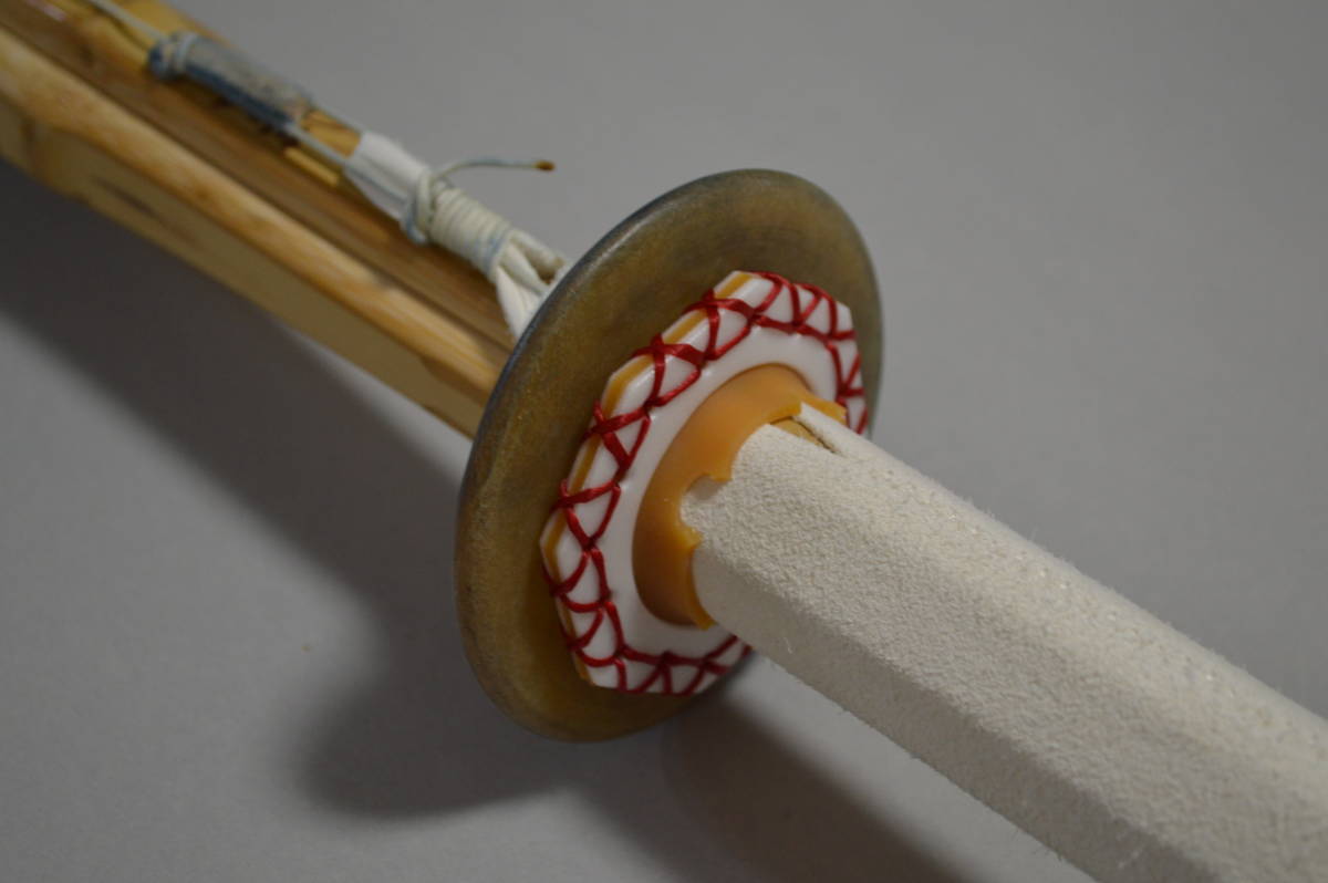 【新品】八角形の鍔止め 樹脂製(白ベース) 赤 剣道 竹刀用の画像4