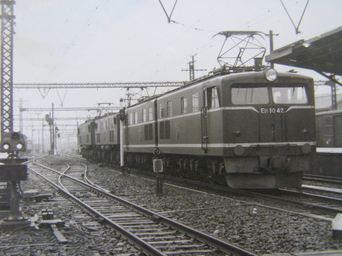 (J51)117 写真 古写真 電車 鉄道 鉄道写真 電気機関車 EH1042 昭和34年2月21日 品川駅 はがれた跡が薄くなっています_画像2