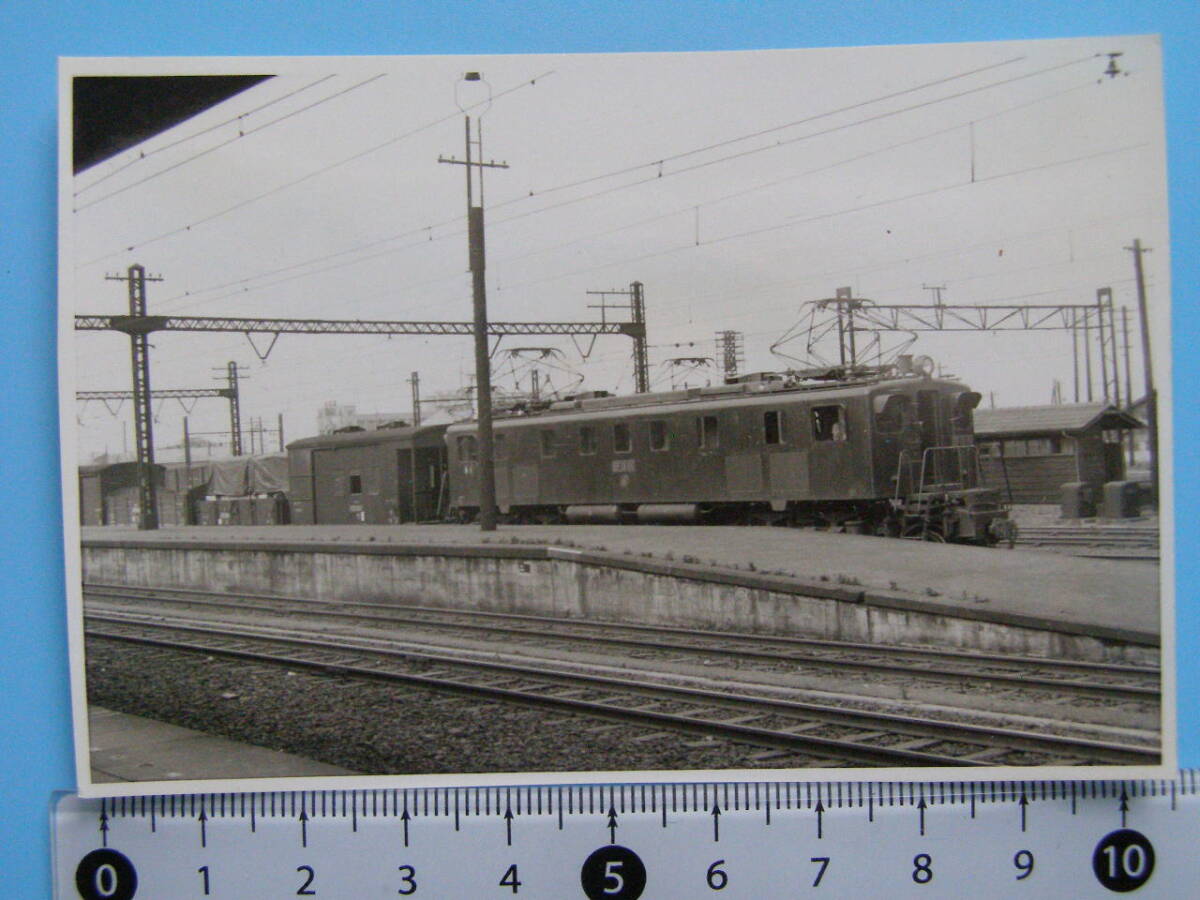 (J52)75 写真 古写真 電車 鉄道 鉄道写真 EF15111 昭和33年6月30日 品川駅 はがれた跡が薄くなっています_画像1
