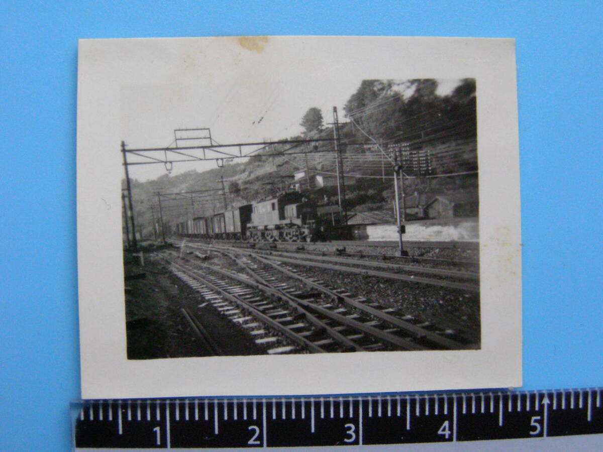 (J52)147 写真 古写真 電車 鉄道 鉄道写真 上り 貨物 昭和26年2月 早川駅_画像1