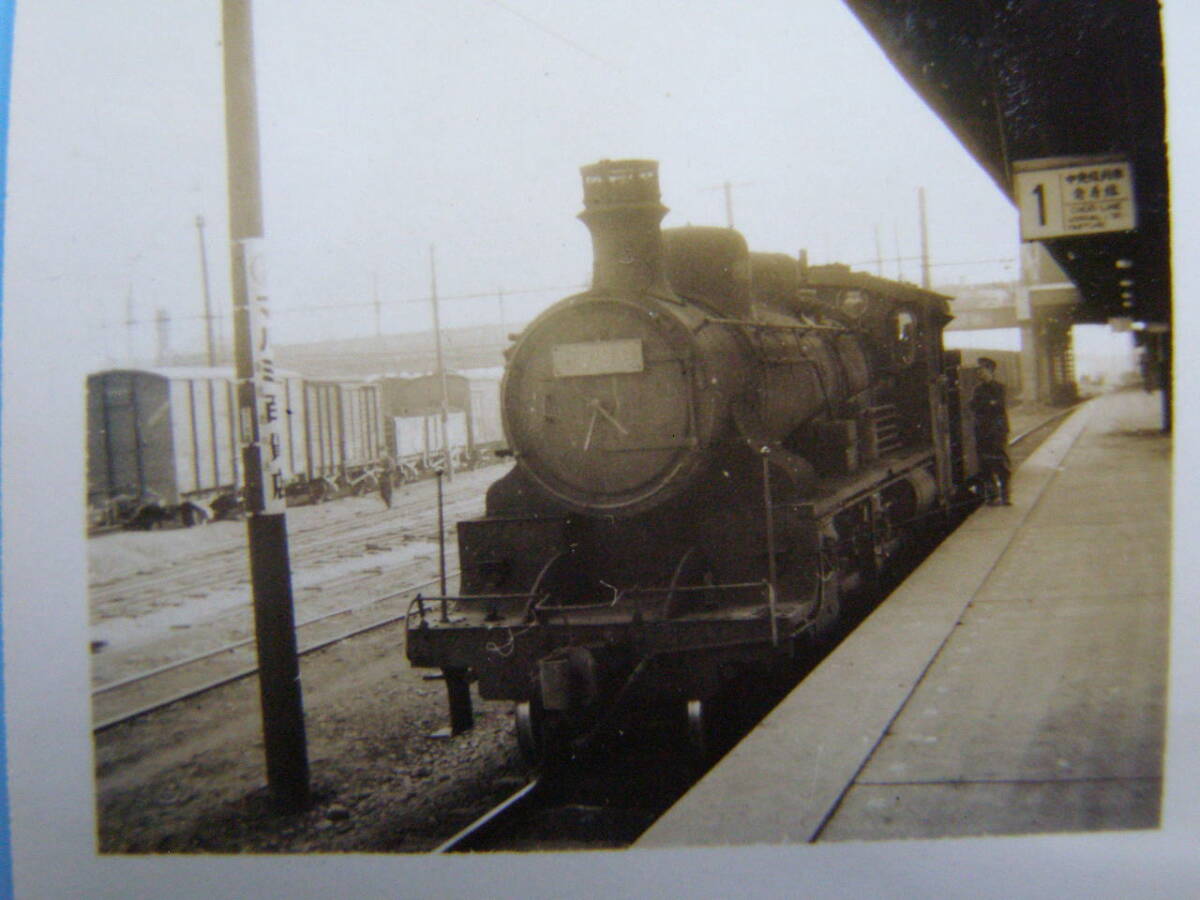 (J52)148 写真 古写真 電車 鉄道 鉄道写真 蒸気機関車 昭和25-26年頃 中央線列車発着線_画像2