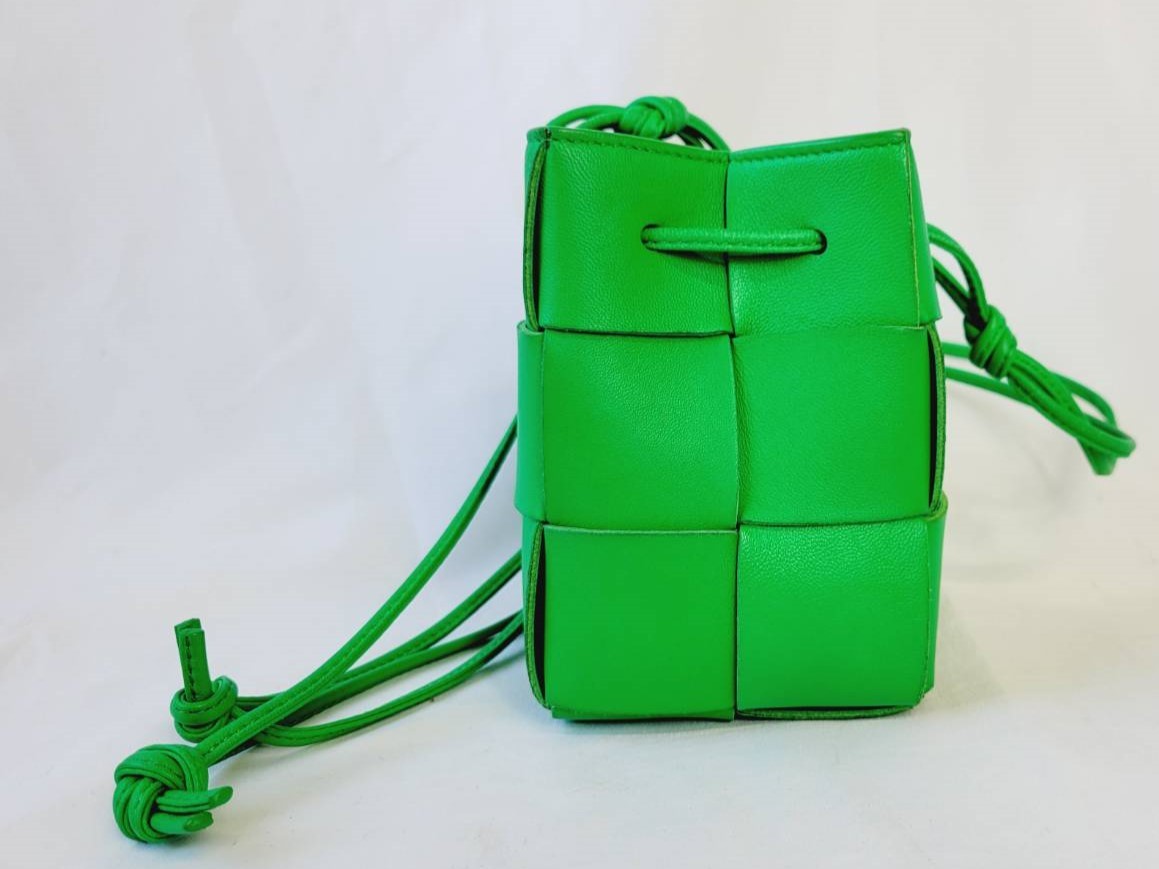美品!!BOTTEGA VENETA ショルダーバッグ カセット ミニ クロス 美品!!BOTTEGA VENETA ショルダーバッグ カセット ミニ クロス